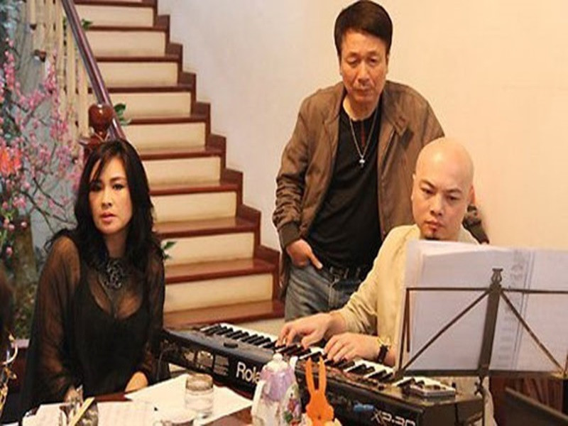 Thanh Lam nhớ lại: “Mỗi lần đi hát với chú, chú lại gõ gõ đầu nói với tôi: "Cô lúc nào cũng 39 độ. Cô hạ xuống 37 độ đi. Cô biết cách thông minh, giảm nhiệt đi thì cả nước này yêu cô". Qua cách chú khen, chê, tôi biết chú rất quý mình. Tất cả các show diễn, chú đều mời tôi tham gia". Ảnh: Dân Sinh