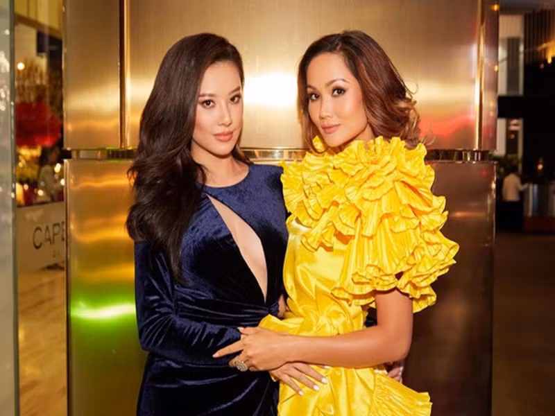 Nàng hoa hậu viết: “Vào đêm bán kết Duyên thật sự được chú ý, em ấy vô cùng năng lượng và tự tin. Có thể em ấy trong đêm bán kết đã mang đúng chất con người của em ấy lên sân khấu. Ở ngoài thì hầu như bạn ấy được khen về sự niềm nở, thân thiện và kết nối với tất cả mọi người. Thế nên chỉ còn chờ may mắn, tự tin và sự tỏa sáng của em ấy ở trên sân khấu của đêm chung kết nữa thôi thì Hen nghĩ... Mọi người hiểu ý Hen chứ ạ. Cùng gửi lời chúc may mắn đến đại diện Việt Nam nhé". Ảnh: An ninh thủ đô