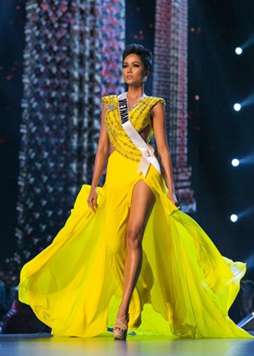 Vào thời điểm này 3 năm trước, trong chung kết Miss Universe - Hoa hậu Hoàn vũ Thế giới, H’hen Niê làm nên lịch sử với thành tích top 5. Kết quả khiến khán giả Việt Nam vỡ òa, còn dân mạng quốc tế bất ngờ. Ảnh: VOV
