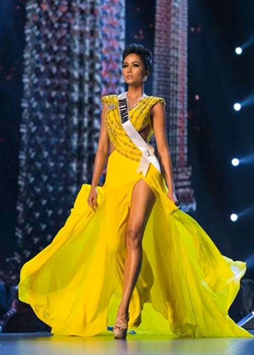 Vào thời điểm này 3 năm trước, trong chung kết Miss Universe - Hoa hậu Hoàn vũ Thế giới, H’hen Niê làm nên lịch sử với thành tích top 5. Kết quả khiến khán giả Việt Nam vỡ òa, còn dân mạng quốc tế bất ngờ. Ảnh: VOV