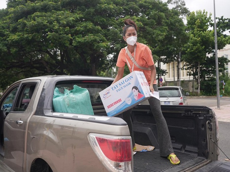 Mùa dịch, H’hen Niê trở thành tình nguyện viên. Cô làm nhiều việc như điều phối giúp người dân lấy mẫu xét nghiệm, giúp mọi người mua hàng ở siêu thị hay chuyên chở, bốc vác hàng hóa ủng hộ những người khó khăn. Ảnh: FB H’hen Niê