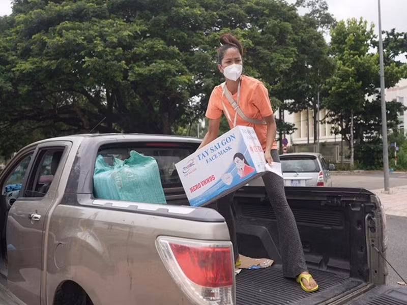 Mùa dịch, H’hen Niê trở thành tình nguyện viên. Cô làm nhiều việc như điều phối giúp người dân lấy mẫu xét nghiệm, giúp mọi người mua hàng ở siêu thị hay chuyên chở, bốc vác hàng hóa ủng hộ những người khó khăn. Ảnh: FB H’hen Niê