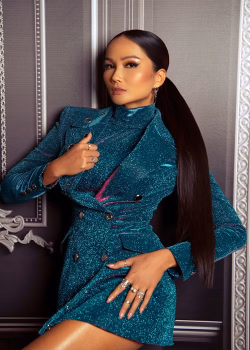 Sau Hoa hậu Hoàn vũ Thế giới 2018, H’hen Niê công khai có người yêu. Trong mắt H’hen Niê, bạn trai sống tình cảm, ga lăng, hài hước, không phải là đại gia. Đến năm 2020, nàng hoa hậu chia tay mối tình đầu. Hiện tại, H’hen Niê kín tiếng về chuyện tình cảm. Ảnh: FB H’hen Niê