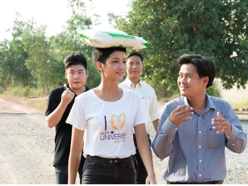 H’hen Niê luôn tích cực tham gia hoạt động thiện nguyện. Cô từng dành hết số tiền 1 tỷ đồng phần thưởng từ danh hiệu Hoa hậu Hoàn vũ Việt Nam 2017 để quyên góp cho các dự án thiện nguyện của mình. Ảnh: FB H’hen Niê