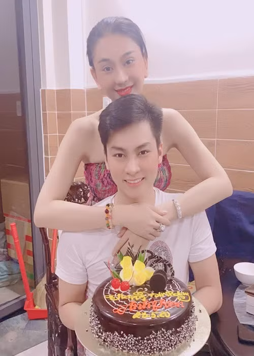 Loạt động thái gần đây cho thấy mối quan hệ giữa Lâm Khánh Chi và chồng trẻ vẫn tốt đẹp. Vì vậy, nhiều khán giả không hiểu vì sao cặp đôi đường ai nấy đi. Thắc mắc này được một cư dân mạng đem hỏi Phi Hùng. "Em vừa đọc thấy hoang mang quá anh. Anh chị đang hạnh phúc mà", cư dân mạng này viết. Phi Hùng trả lời: “Chỉ là chị muốn mọi người thấy thôi. Rồi em sẽ nhận ra".