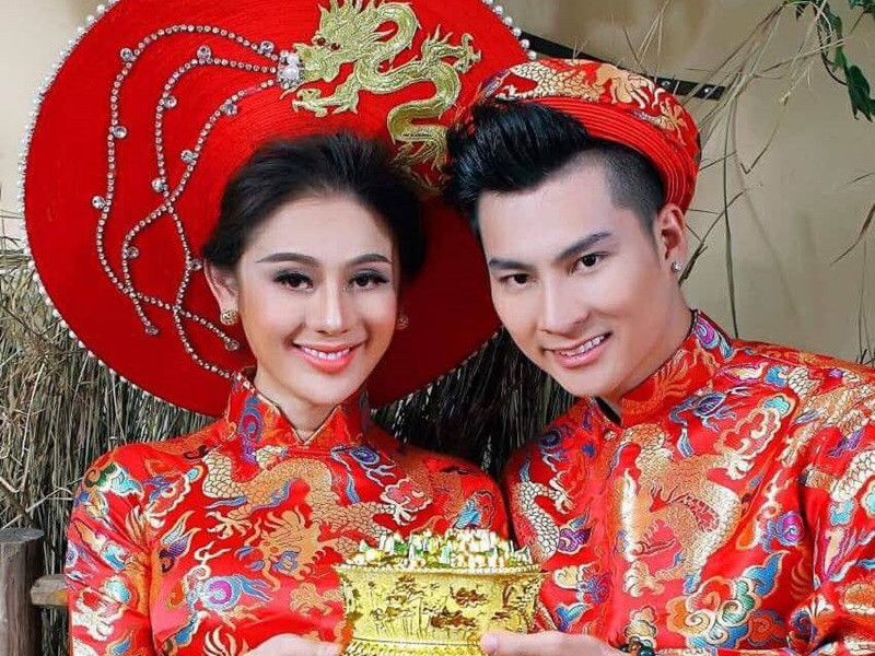 Nhìn lại cuộc hôn nhân của Lâm Khánh Chi và Phi Hùng, người trong cuộc từng tiết lộ những điều phiền lòng về nhau. Năm 2018, trong một chương trình, Lâm Khánh Chi cho biết, trong thời gian quen Phi Hùng, điều khiến cô phiền lòng là chồng vẫn trao đổi qua lại với tình cũ. Theo Phi Hùng, vì không muốn ảnh hưởng đến công việc, cảm xúc của Lâm Khánh Chi, anh không nói thật với vợ. Khi biết được chuyện này, nữ ca sĩ chuyển giới chọn cách bỏ qua cho chồng vì cô tin Phi Hùng là người sống thật và rất hiền lành. Ngoài ra, Lâm Khánh Chi cho biết, vợ chồng cô căng thẳng vì Phi Hùng quá nghiện game online.