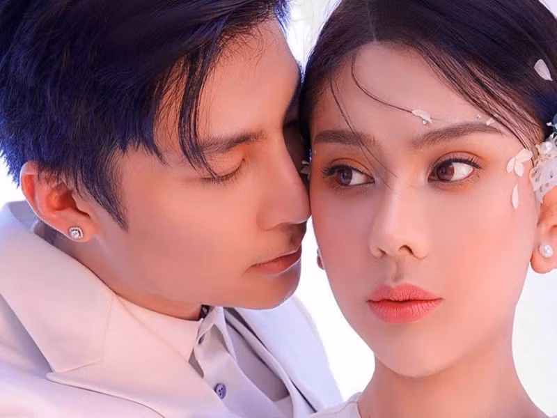 Sau tuyên bố ly hôn Lâm Khánh Chi, Phi Hùng bị một số cư dân mạng cho rằng dùng chuyện tình cảm để PR. Trước các bình luận này, Phi Hùng tỏ ra rất bức xúc. Anh bày tỏ: “Mệt thật sự. Nói 1 lần nữa. Đây là sự thật, không ai lấy hạnh phúc mình đi PR cả, hôn nhân lấy ra PR thì nó rẻ tiền lắm. Còn cứ nghĩ là PR hay chiêu trò thì tùy các bạn, và tôi sẽ đóng Facebook lại nếu cần thiết”.