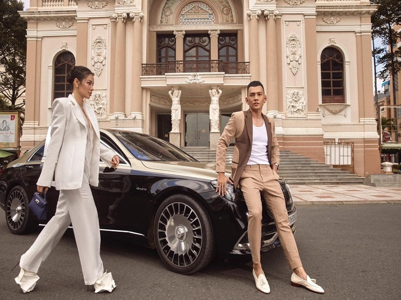 Nam diễn viên và vợ sắp cưới vừa chụp ảnh bên chiếc xe mới. Ảnh: FB Lý Bình