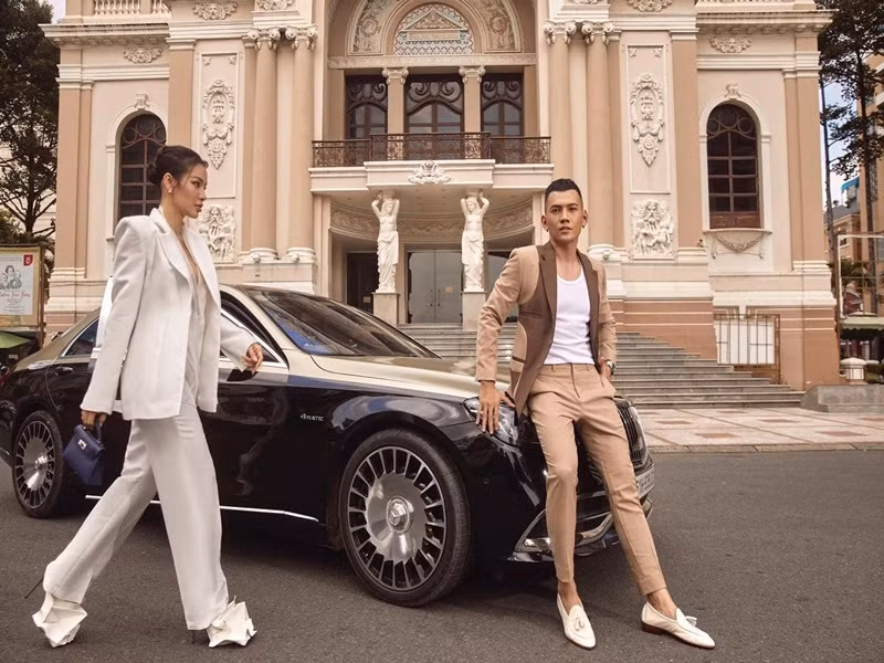 Nam diễn viên và vợ sắp cưới vừa chụp ảnh bên chiếc xe mới. Ảnh: FB Lý Bình