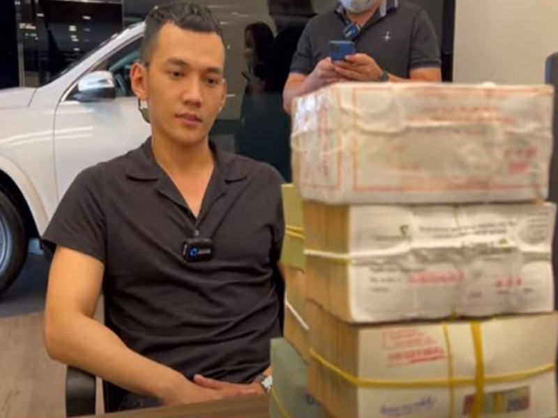 Trên trang cá nhân, Lý Bình vừa chia sẻ clip mạnh tay chi tiền mua quà Giáng sinh cho Phương Trinh Jolie. Ảnh chụp màn hình