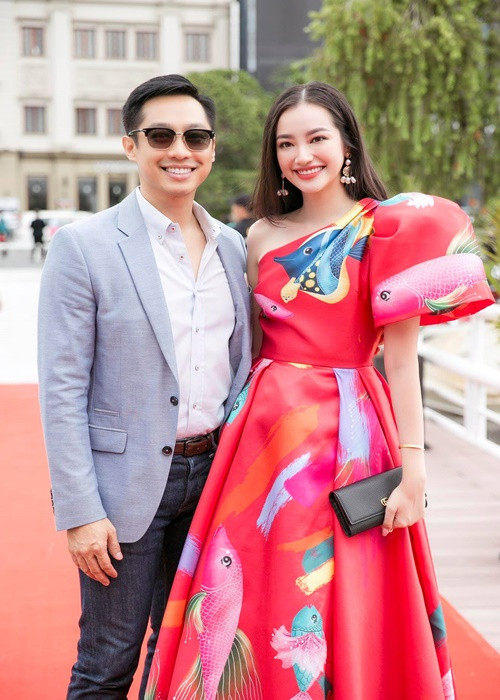 Trên Zing, Trúc Diễm cho biết, cô đang sống một mình tại căn hộ riêng ở Los Angeles (Mỹ). Người đẹp vừa học vừa hoạt động nghệ thuật.