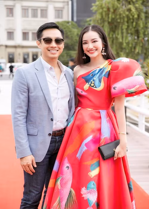 Trên Zing, Trúc Diễm cho biết, cô đang sống một mình tại căn hộ riêng ở Los Angeles (Mỹ). Người đẹp vừa học vừa hoạt động nghệ thuật.