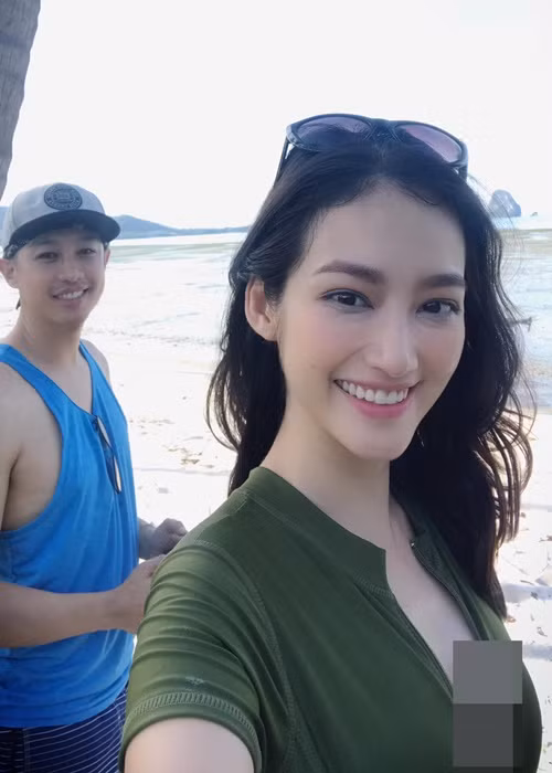 Trúc Diễm và John Từ giữ lửa tình yêu bằng một cái ôm buổi sáng, một tin nhắn hỏi han lúc ban trưa, hay cùng nhau đi chợ vào bếp.