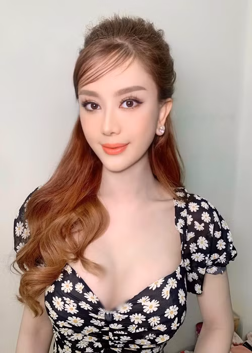 Sau status hoài niệm của Phi Hùng, Lâm Khánh Chi khoe ảnh xinh đẹp đồng thời viết ẩn ý: “Hãy để hình ảnh tốt đẹp trong mắt tôi nhé". Tuy nhiên, sau đó, nữ ca sĩ chuyển giới chỉnh sửa status thành "Hãy để hình ảnh thật trong mắt tôi, bạn nhé". Ảnh: FB Khánh Chi