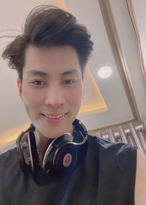 “Cả hai có hàn gắn được hay không thì phải chờ cả hai giải quyết thế nào”, quản lý truyền thông của Lâm Khánh Chi cho biết thêm. Ảnh: FB Phi Hùng