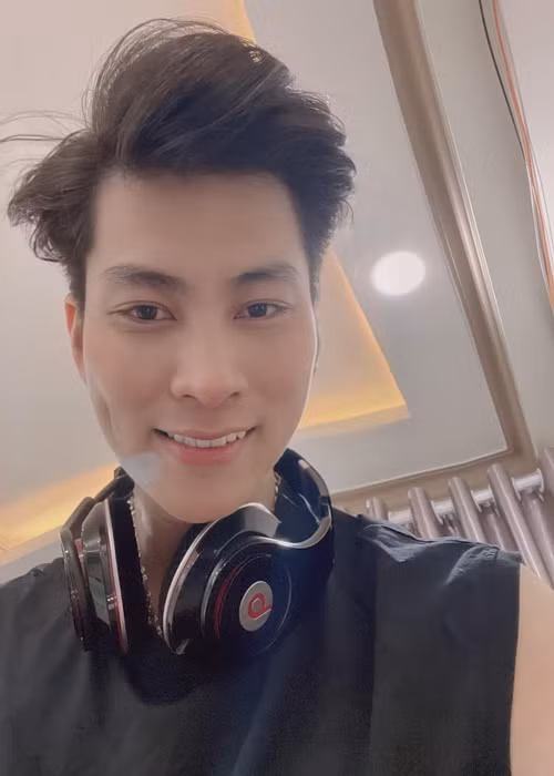 “Cả hai có hàn gắn được hay không thì phải chờ cả hai giải quyết thế nào”, quản lý truyền thông của Lâm Khánh Chi cho biết thêm. Ảnh: FB Phi Hùng