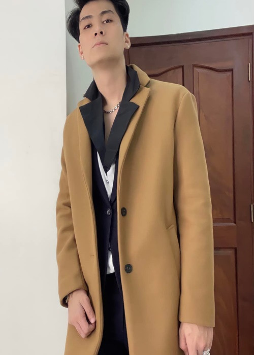 Anh viết về sự lụy tình: “Ngày em đến anh si tình đến lạ/ Ngày em đi anh xa tình đến lụy/ Mùa đông rồi/ Mặc thật ấm em nhé”. Ảnh: FB Phi Hùng