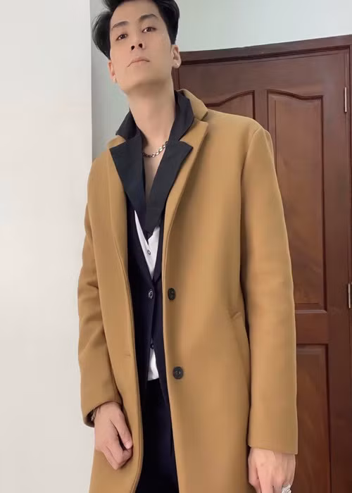 Anh viết về sự lụy tình: “Ngày em đến anh si tình đến lạ/ Ngày em đi anh xa tình đến lụy/ Mùa đông rồi/ Mặc thật ấm em nhé”. Ảnh: FB Phi Hùng