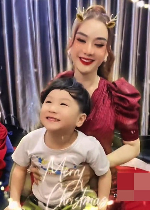 Mới đây, Lâm Khánh Chi đăng tải clip vui đùa bên con trai. Ảnh: Sức khỏe và đời sống