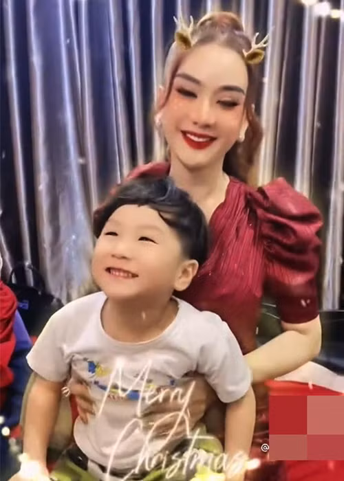 Mới đây, Lâm Khánh Chi đăng tải clip vui đùa bên con trai. Ảnh: Sức khỏe và đời sống