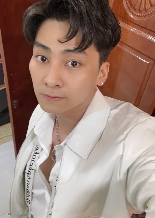 Ngoài những phút giây hạnh phúc, Phi Hùng và Lâm Khánh Chi cũng có lúc"cơm không lành, canh chẳng ngọt". Thậm chí, nữ ca sĩ chuyển giới từng về nhà bố mẹ đẻ vào năm 2020. Ảnh: FB Phi Hùng