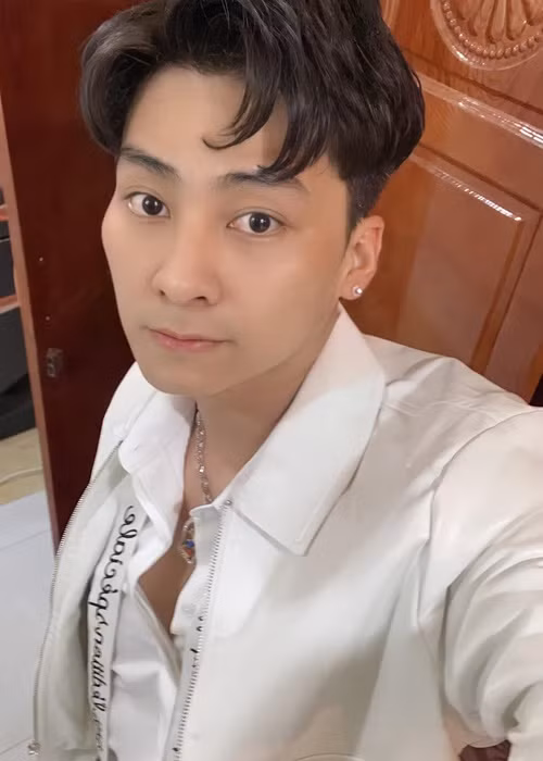 Ngoài những phút giây hạnh phúc, Phi Hùng và Lâm Khánh Chi cũng có lúc"cơm không lành, canh chẳng ngọt". Thậm chí, nữ ca sĩ chuyển giới từng về nhà bố mẹ đẻ vào năm 2020. Ảnh: FB Phi Hùng