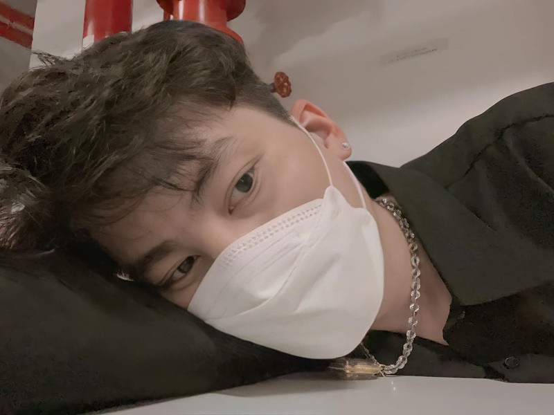 Sau status hoài niệm, Phi Hùng than thở: “Đôi lúc mọi thứ làm ta mệt mỏi. Cơ mà mệt thiệt, khác gì cọng bún, nhìn kìa, bơ phờ như này thì làm được gì ra hồn”. Ảnh: FB Phi Hùng