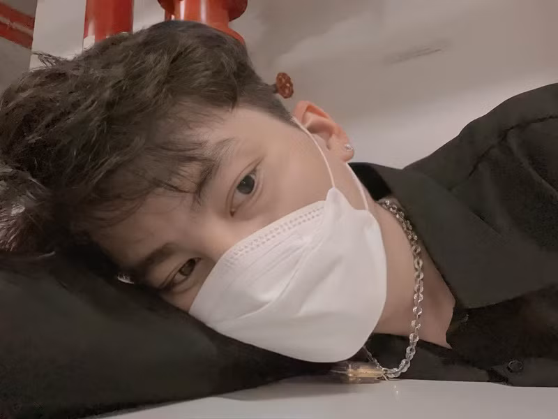 Sau status hoài niệm, Phi Hùng than thở: “Đôi lúc mọi thứ làm ta mệt mỏi. Cơ mà mệt thiệt, khác gì cọng bún, nhìn kìa, bơ phờ như này thì làm được gì ra hồn”. Ảnh: FB Phi Hùng