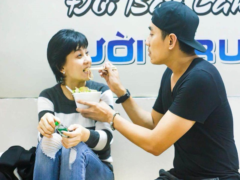 Không hiếm lần Kiều Minh Tuấn được bắt gặp ân cần chăm sóc Cát Phượng. Ảnh: Khám phá