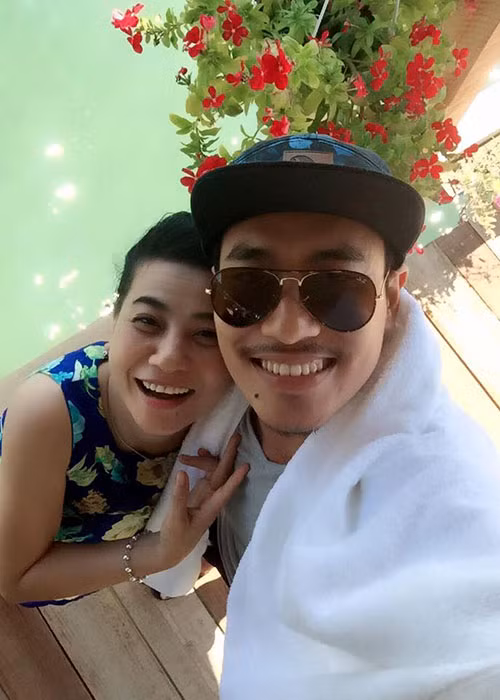 Mới đây, Cát Phượng và Kiều Minh Tuấn vướng nghi vấn tình cảm gặp trục trặc khi không tương tác tại sự kiện. Nữ diễn viên cho biết không có chuyện cô và Kiều Minh Tuấn ngó lơ nhau. Cả hai phải ngồi theo đội khi tham gia chương trình. Ngoài ra, Cát Phượng đến họp báo trễ vì phải đi lấy thuốc trị bệnh tiền đình. Phía Kiều Minh Tuấn có lịch quay phim nên rời họp báo trước và có nhắn với Cát Phượng. Ảnh: FB Cát Phượng