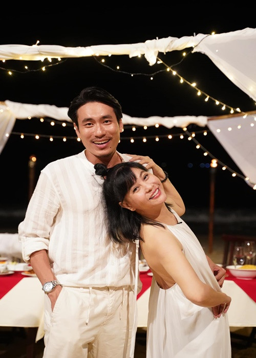 “Cát Phượng chăm chút cho tôi từng li từng tí, từ việc dặn dò kĩ lưỡng ê-kíp sản xuất chọn size áo, cho đến việc chỉnh trang phục cho tôi mỗi khi fan đến chụp hình", Kiều Minh Tuấn cho hay. Ảnh: FB Cát Phượng