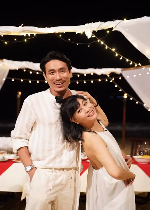 “Cát Phượng chăm chút cho tôi từng li từng tí, từ việc dặn dò kĩ lưỡng ê-kíp sản xuất chọn size áo, cho đến việc chỉnh trang phục cho tôi mỗi khi fan đến chụp hình", Kiều Minh Tuấn cho hay. Ảnh: FB Cát Phượng