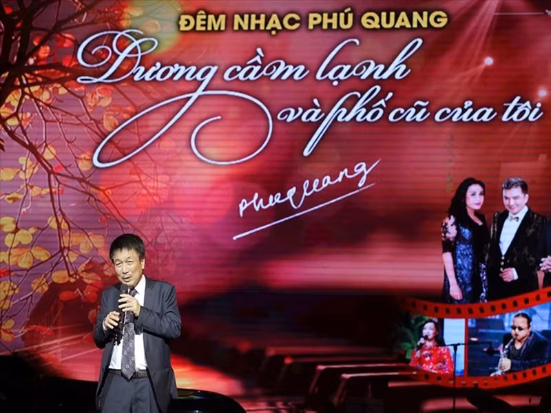 Phú Vương là con trai của nhạc sĩ Phú Quang và người vợ thứ hai. Anh thích học vẽ hơn học piano nên được bố cho theo học hội họa. “Lúc đầu là cháu học ở Việt Nam, sau đó mới đi du học ở Singapore 5 năm”, nhạc sĩ Phú Quang chia sẻ. Ảnh: Người lao động