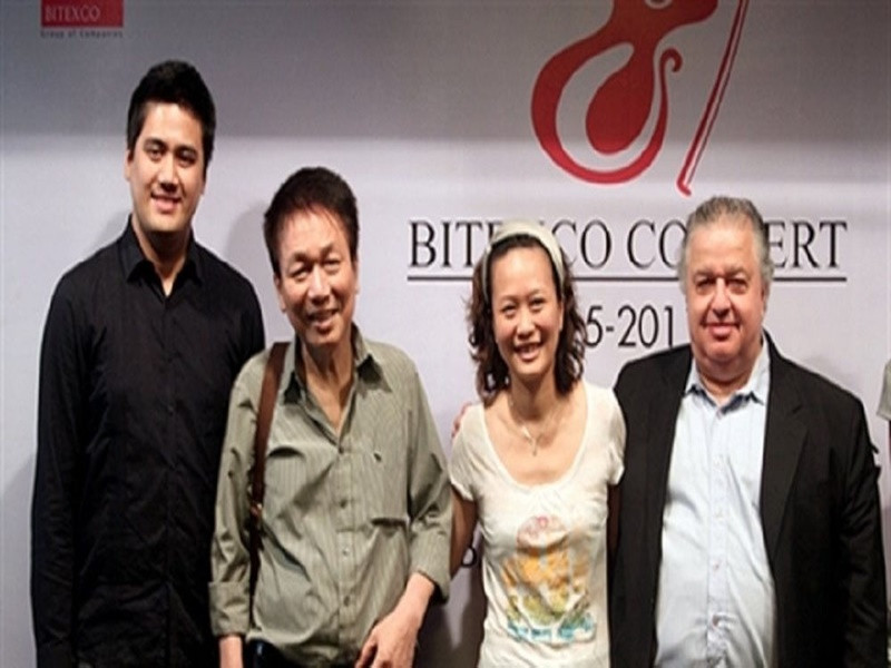 Trinh Hương là con gái của nhạc sĩ Phú Quang và người vợ đầu tiên. Nhà thơ Vi Thùy Linh chia sẻ trên Thể thao và văn hóa, Trinh Hương được mẹ hướng học đàn khi 7 tuổi, 14 tuổi được chuyên gia Liên Xô tuyển sang du học Nga. Thời gian học piano của con gái Phú Quang hơn 20 năm. Thời kỳ Trinh Hương ở Nga (tại Trung cấp Âm nhạc Gnexin 1979 - 1994, Nhạc viện Tchaikovsky 1994 - 2003) đều có mẹ đồng hành. Hiện tại, con gái của Phú Quang là giảng viên piano. Ảnh: Khoa học và đời sống