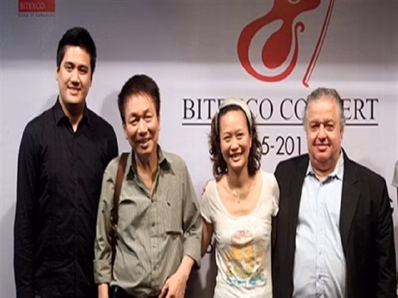 Trinh Hương là con gái của nhạc sĩ Phú Quang và người vợ đầu tiên. Nhà thơ Vi Thùy Linh chia sẻ trên Thể thao và văn hóa, Trinh Hương được mẹ hướng học đàn khi 7 tuổi, 14 tuổi được chuyên gia Liên Xô tuyển sang du học Nga. Thời gian học piano của con gái Phú Quang hơn 20 năm. Thời kỳ Trinh Hương ở Nga (tại Trung cấp Âm nhạc Gnexin 1979 - 1994, Nhạc viện Tchaikovsky 1994 - 2003) đều có mẹ đồng hành. Hiện tại, con gái của Phú Quang là giảng viên piano. Ảnh: Khoa học và đời sống