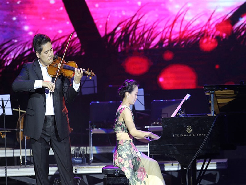 Nghệ sĩ Trinh Hương kết hôn với nghệ sĩ violin nổi tiếng Bùi Công Duy. Cặp đôi thường được bố mời diễn trong các đêm nhạc. Nhạc sĩ Phú Quang từng chia sẻ: "Mời con, là cái cớ đẹp để có kỷ niệm cha con, một cách khoe con sang trọng. Chứ không phải theo kiểu "của nhà trồng", "cây nhà lá vườn", tập cật lực, trả cát sê đầy đủ". Ảnh: Thể thao và văn hóa