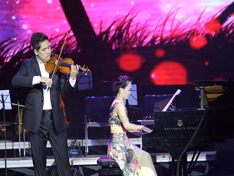 Nghệ sĩ Trinh Hương kết hôn với nghệ sĩ violin nổi tiếng Bùi Công Duy. Cặp đôi thường được bố mời diễn trong các đêm nhạc. Nhạc sĩ Phú Quang từng chia sẻ: "Mời con, là cái cớ đẹp để có kỷ niệm cha con, một cách khoe con sang trọng. Chứ không phải theo kiểu "của nhà trồng", "cây nhà lá vườn", tập cật lực, trả cát sê đầy đủ". Ảnh: Thể thao và văn hóa