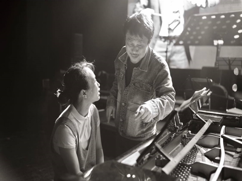 Theo Vietnamnet, nghệ sĩ Trinh Hương chia sẻ, nhạc sĩ Phú Quang khi còn sống giống một người bạn. "Tôi cảm nhận những chăm sóc, quan tâm của bố giống như một người bạn thân. Bố con tôi bình đẳng. Với tôi, bố luôn giống một người bạn hơn một người bố", Trinh Hương cho hay. Ảnh: Vietnamnet