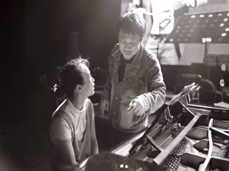 Theo Vietnamnet, nghệ sĩ Trinh Hương chia sẻ, nhạc sĩ Phú Quang khi còn sống giống một người bạn. "Tôi cảm nhận những chăm sóc, quan tâm của bố giống như một người bạn thân. Bố con tôi bình đẳng. Với tôi, bố luôn giống một người bạn hơn một người bố", Trinh Hương cho hay. Ảnh: Vietnamnet