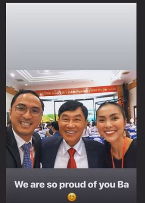 Hà Tăng luôn giữ được mối quan hệ tốt đẹp với gia đình chồng. Trong các sự kiện quan trọng của gia đình chồng, nữ diễn viên thường xuyên góp mặt. Trong ảnh, vợ chồng Tăng Thanh Hà chúc mừng bố được vinh danh là doanh nhân thành đạt. Ảnh: Louis Nguyễn