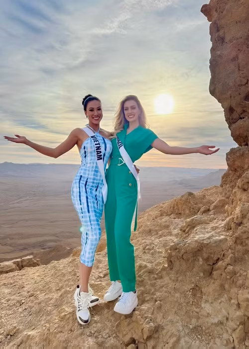 Đại diện Việt Nam đọ sắc đại diện Brazil. Ảnh: FB Kim Duyên