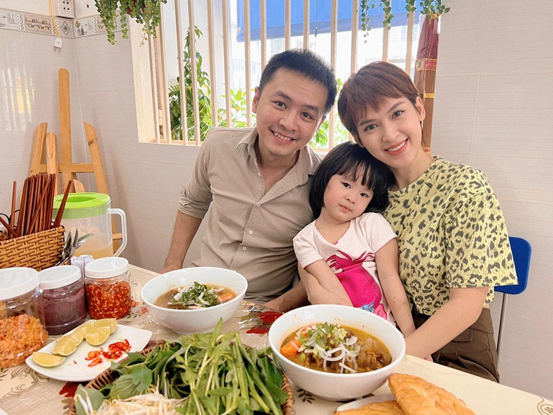 Đảm nhận vai cô sinh viên chăm chỉ, thẳng thắn tên Trà trong phim “Cổng mặt trời”, Tú Vi có chuyện tình đẹp với diễn viên Văn Anh. Cặp đôi làm đám cưới năm 2015, hiện tại có một cô con gái chung. Ảnh: FB Tú Vi