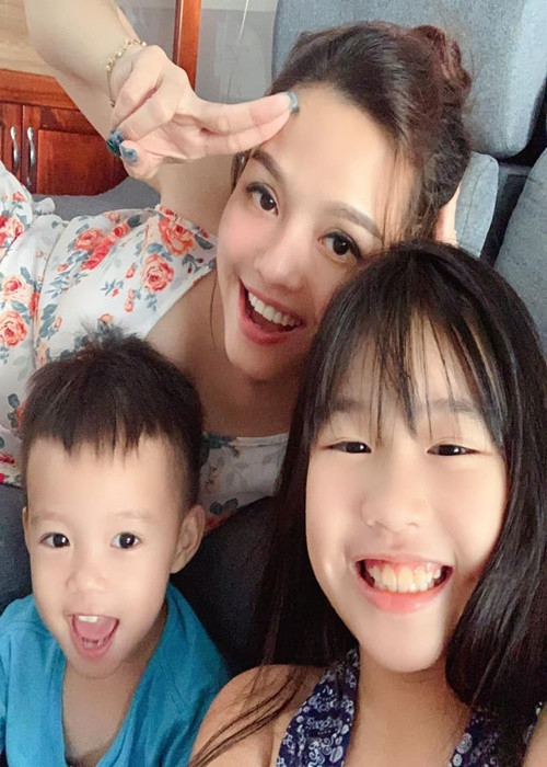 Trong “Cổng mặt trời”, Hiền Trang đóng vai Mai - cô gái tự tin, yêu đời, thực tế, thông minh nhưng lại thiếu tỉnh táo trong tình yêu. Hiền Trang kết hôn với diễn viên Thái Huy. Nữ diễn viên có 2 con: 1 trai, 1 gái. Hiền Trang ít chia sẻ về gia đình nhưng thường xuyên đăng ảnh hai con. Ảnh: Sức khỏe và đời sống