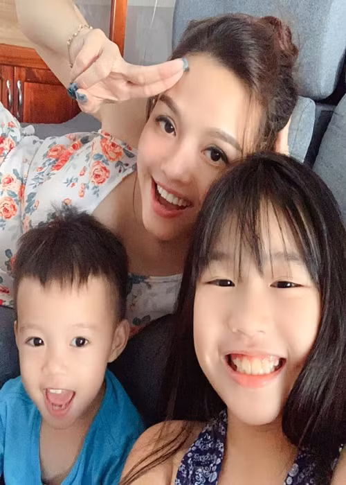 Trong “Cổng mặt trời”, Hiền Trang đóng vai Mai - cô gái tự tin, yêu đời, thực tế, thông minh nhưng lại thiếu tỉnh táo trong tình yêu. Hiền Trang kết hôn với diễn viên Thái Huy. Nữ diễn viên có 2 con: 1 trai, 1 gái. Hiền Trang ít chia sẻ về gia đình nhưng thường xuyên đăng ảnh hai con. Ảnh: Sức khỏe và đời sống