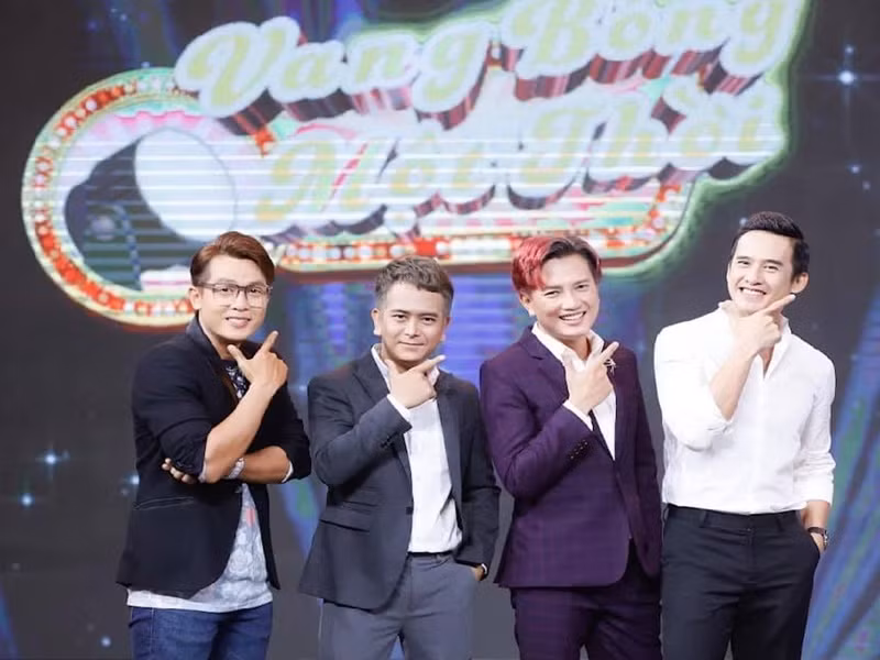 Đóng phim “Cổng mặt trời”, Hòa Hiệp (ngoài cùng bên trái) và Bá Thắng hiện tại vẫn độc thân. Ảnh: FB Hòa Hiệp