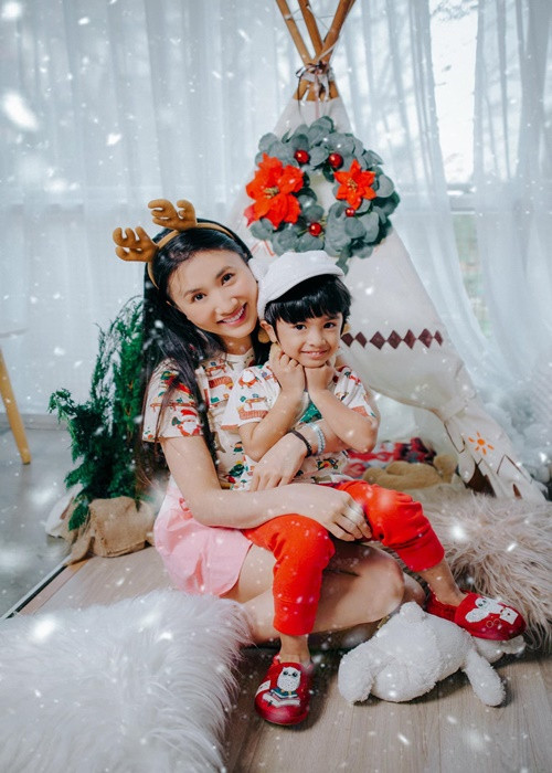 Nguyệt Ánh vào vai cô sinh viên dễ thương, hiền lành tên Cúc trong bộ phim “Cổng mặt trời”. Sau vài mối tình dang dở, Nguyệt Ánh kết hôn với ông xã giáo viên yoga người Ấn Độ tên Kilaparthy Eswar Rao. Hiện tại, nữ diễn viên có một cậu con trai. Ảnh: FB Nguyệt Ánh