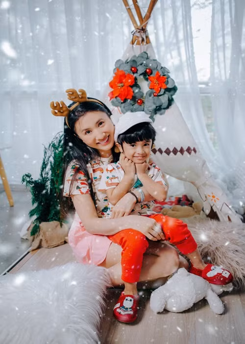 Nguyệt Ánh vào vai cô sinh viên dễ thương, hiền lành tên Cúc trong bộ phim “Cổng mặt trời”. Sau vài mối tình dang dở, Nguyệt Ánh kết hôn với ông xã giáo viên yoga người Ấn Độ tên Kilaparthy Eswar Rao. Hiện tại, nữ diễn viên có một cậu con trai. Ảnh: FB Nguyệt Ánh