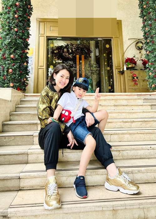 Trong “Cổng mặt trời”, Ngọc Lan đảm nhận vai cô sinh viên vui vẻ, hòa đồng tên Hồng. Đường tình duyên của Ngọc Lan lận đận. Cô hai lần mặc hụt váy cô dâu. Sau đó, Ngọc Lan kết hôn với Thanh Bình nhưng hôn nhân không trọn vẹn. Cô hiện tại làm mẹ đơn thân của một bé trai. Ảnh: FB Ngọc Lan