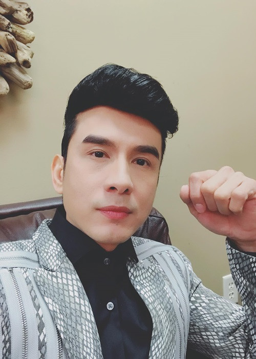 Trước câu hỏi vì sao Đan Trường đắt show ca hát, ông bầu Hoàng Tuấn cho hay: "Một số ca sĩ cũng nổi tiếng nhưng dòng nhạc lại kén khán giả. Trong khi đó Đan Trường hát được nhiều thể loại như dân ca, Bolero, nhạc trẻ, nhạc remix. Vì vậy anh ấy có thể hát được hội chợ nhưng sau đó vẫn hát tốt ở phòng trà, lễ hội, quán bar".