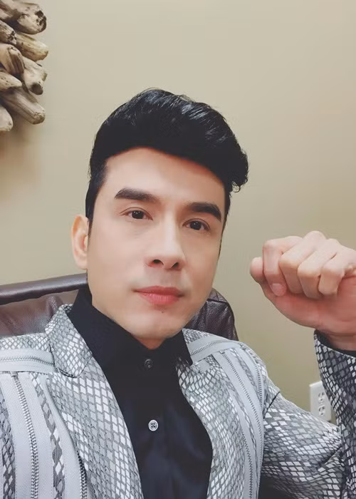 Trước câu hỏi vì sao Đan Trường đắt show ca hát, ông bầu Hoàng Tuấn cho hay: "Một số ca sĩ cũng nổi tiếng nhưng dòng nhạc lại kén khán giả. Trong khi đó Đan Trường hát được nhiều thể loại như dân ca, Bolero, nhạc trẻ, nhạc remix. Vì vậy anh ấy có thể hát được hội chợ nhưng sau đó vẫn hát tốt ở phòng trà, lễ hội, quán bar".